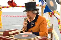 Radio Rock Revolution – Angus „Der Irre“ Irford (Rhys Darby) begleitet die Hochzeit zwischen Simon und Elenore musikalisch.