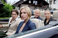 Vier Frauen und ein Todesfall – (v.li.) Adele Neuhauser (Julie), Julia Stinshoff (Lola), Brigitte Kren (Maria), Martina Poel (Sabine).