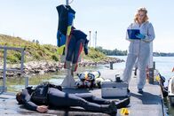 Der Staatsanwalt – Dr. Judith Engel (Astrid Posner) stellt Untersuchungen zum Mord an Frank Droste (Sebastian Schlemmer) an.