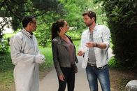 SOKO Stuttgart – Am Tatort berichtet Jan Arnaud (Mike Zaka Sommerfeldt, l.) seinen Kollegen Selma Kirsch (Yve Burbach, M.) und Jo Stoll (Peter Ketnath, r.), dass er Kokain beim Opfer gefunden hat.