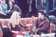 Friends – Joey (Matt LeBlanc, re.) möchte gerne bei Phoebe (Lisa Kudrow) Gitarrenunterricht nehmen.