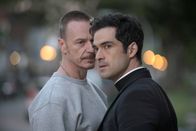 The Exorcist – Während Pater Marcus (Ben Daniels, l.) dem wahren Grauen weiter auf den Grund gehen will, gerät Pater Tomas (Alfonso Herrera, r.) plötzlich ins Rampenlicht, als Caseys Fall medial ausgeschlachtet wird ...
