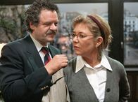 Die Rosenkrieger – Die Rechtsanwältin Elvira Kupfer (Jutta Speidel) und ihr Kanzleikollege Dr. Stefan Milloschinksy (Gunter Berger) lieben es, sich zu hassen.