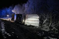 Ice Road Rescue - Extremrettung in Norwegen – Der Lastwagen lag schließlich auf der Seite, nachdem er bei einem Unfall auf vereisten Straßen ins Rutschen geraten war. (National Geographic)
