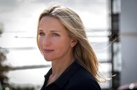 Praxis mit Meerblick – Praxis mit Meerblick – Auf zu neuen Ufern Sie sieht mit hoffnungsvollem Blick in die Zukunft: Tanja Wedhorn als Nora Kaminski Copyright: SRF/ARD Degeto/Boris Laewen