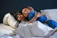 The Orville – Der Ausflug zu einem Spiele-Planeten verläuft für Claire (Penny Johnson Jerald, l.) und ihre Söhne Ty (Kai Wener, r.) und Marcus anders als geplant ...