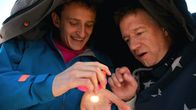 CheXpedition – Manuel erklärt Checker Julian (links) den Unterschied zwischen gutem und schlechtem Licht.