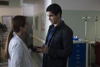 Scorpion – Walter (Elyes Gabel, r.) bietet Dr. Bennett (Lena Georgas, l.) an, für die kleine Olivia Blut zu spenden, nachdem die Blutbanken gehackt wurden. Aber das Mädchen braucht eine ganz besondere Blutgruppe ...