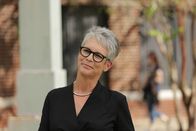 Scream Queens – Für Dekanin Munsch (Jamie Lee Curtis) scheint der Horror des letzten Jahres auch sein Gutes zu haben, denn endlich scheint ihr Campus so zu sein, wie sie ihn gerne hätte ...