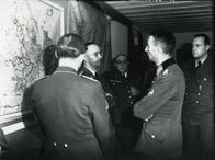 Der Nazi-Plan – In den Anfangsjahren der Naziherrschaft hat die SS nur geringen Einfluss. Durch Geschick und Intrigen formt Himmler (2. v. l.) sie zur mächtigsten Organisation im Reich.