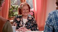 Rote Rosen – Ben (Hakim-Michael Meziani, l.) und Heiner (René Dumont, r.) geraten in einen heftigen Konkurrenzkampf. Erst durch die Intervention von Johanna (Brigitte Antonius, M.) erkennen die beiden Streithähne, dass sie sich eigentlich mögen.