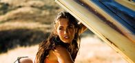 Transformers – Mithilfe seines neuen Autos, das zeitweilig ein Eigenleben zu führen scheint, gelingt es Sam, seine Mitschülerin Mikaela (Megan Fox) zu beeindrucken. Die ist zunächst von den inneren Werten des Autos mehr angetan als vom Fahrer ...