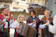 Heimatleuchten – Die Patscher Schellenschlagerinnen feiern ausgiebig die Fasnacht.