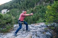 Showdown in den Bergen – Paul (Philippe Bas) kennt keinerlei Grenzen, wenn es um das Leben seiner Tochter geht.