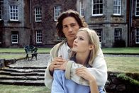Rosamunde Pilcher: Stunden der Entscheidung – Nigel (Benjamin Sadler) läßt sich von Christabel (Valerie Niehaus) die Orte ihrer Kindheit zeigen.