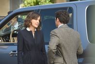 The Grinder - immer im Recht – Während Claire (Natalie Morales, l.) eine Affäre mit Timothy beginnt, muss sich Stewart (Fred Savage, r.) mit einem hinterhältigen Reporter herumärgern.