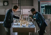 Elementary – Bell (Jon Michael Hill, r.) und Holmes (Jonny Lee Miller, l.) können anhand des Skeletts des Mordopfers die Todesursache identifizieren ...