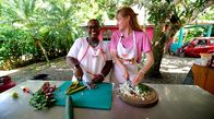 Costa Rica - Kommt auf die Bucket List – Nina Heins besucht einen costaricanischen Kochkurs bei Doria (li.).