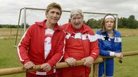 Löwenzahn – Als echte Fans der Jugendfußballer von Bärstadt, beobachten Fritz Fuchs (Guido Hammesfahr, l.) und Herr Paschulke (Helmut Krauss, M.) das Training. Die Trainerin (Anne Ratte-Polle, r.) des Derbypartners möchte den Sieg der Bärstadter mit allen Mitteln verhindern.