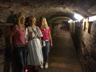 Verrückt nach Fluss – Von links: Die Passagierinnen Steffi Leuchten, Renata Hermysova und Karin Schönen-Schragmann in einem Weinkeller in Pezinok in der Nähe von Bratislava in der Slowakei.