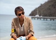 Deadly Tropics – Die Kriminalbeamtin Mélissa Sainte-Rose (Sonia Rolland) steht vor einem Rätsel. Sie findet kein Mobiltelefon und keine Papiere bei der Frauenleiche am Strand.