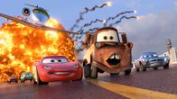 Cars 2 – Der rote Flitzer Lightning McQueen (vorne l.) begibt sich mit seinem Abschleppwagen-Kumpel Hook (2.v.r.) auf große Reise rund um den Globus.