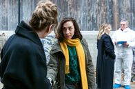 Tatort – Herzliche Begrüssung unter Kollegen v. l. n. re.: Staatsanwältin Anita Wegenast (Rachel Braunschweig), Kommissarin Tessa Ott (Carol Schuler), Kommissarin Isabelle Grandjean (Anna Pieri Zuercher, hinten)