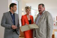 Die Rosenheim-Cops – Die Rosenheimer Ermittler (Igor Jeftic, l.; Joseph Hannesschläger, r.) erhoffen sich einen Hinweis von der Ehefrau (Ursula Gottwald, m.) des Toten.
