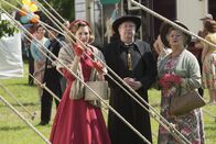 Father Brown – Lady Felicia (Nancy Carroll, l.), Father Brown (Mark Williams, m.) und Mrs McCarthy (Sorcha Cusack, r.) bestaunen das Treiben des Zirkus.