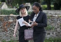 Agatha Raisin – Agatha Raisin (Ashley Jensen, l.) spricht mit Tracey Forrest (Elexi Walker, r.), einer Bekannten der Toten, und erfährt ganz neue Dinge über Amanda. Anscheinend war Amanda nicht ganz ehrlich, was ihre Vergangenheit betraf.