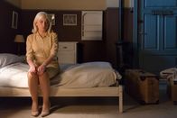 Velvet – Patricia (Miriam Giovanelli) hat heimlich ein leerstehendes Zimmer im Personaltrakt der Galerías Velvet bezogen.