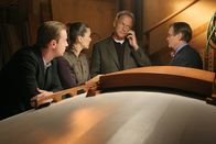 Navy CIS – Als die Leiche von La Grenouille gefunden wird und sich zeigt, dass er ermordet wurde, wird das gesamte NCIS Team (v.l.n.r. Sean Murray, Cote de Pablo, Mark Harmon und David McCallum) einer Untersuchung durch das FBI unterzogen ...