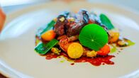 Michel Roux - Auf den Spuren verborgener Restaurants – Michel Roux’s asiatisches Schweinefleisch-Gericht – inspiriert vom Restaurant „The Ethicurean“.