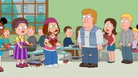 Family Guy – Ein neuer Schlägertyp ist an der Schule, Mike Pulaski (M.r.), riesengroß und brutal. Meg (M.l.) begeht den Fehler, ihn zu verärgern, und wird daraufhin von ihm zu einem Kampf herausgefordert ...