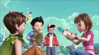 Peter Pan - Neue Abenteuer – Wendy legt die Feder, die Wünsche in Erfüllung gehen lässt, wieder in ihr Kästchen. Peter Pan, John, Michael und TinkerBell sehen ihr aufmerksam dabei zu.