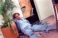 Der Hornochse und sein Zugpferd – In der Hoffnung die Schritte der ungeschickten Tochter zurückzuverfolgen, stolpert François Perrin (Pierre Richard) während seiner Suche von einem Missgeschick in das nächste.