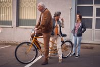 neoriginal: Start the fck up – Jana (Olga von Luckwald, r.) ist verzweifelt auf der Suche nach einem Käufer für ihr Tandem. In der Rentnerin (Doris Plenert, M.) glaubt sie eine seriöse Käuferin gefunden zu haben.