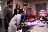 Ghosted – v.l.n.r.) Leroy (Craig Robinson), Annie (Amber Stevens West), Barry (Adeel Akhtar), Max (Adam Scott) und Ava (Ally Walker) warten einige Überraschungen ...