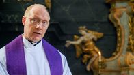 Totenfrau – Priester Herbert Jaunig (Simon Schwarz).
