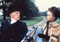 Der kleine Lord – Earl of Dorincourt (Alec Guiness) und Mrs. Errol (Connie Booth)