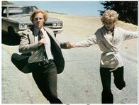 Familiengrab – Suchen einen verschwundenen Erben und geraten prompt in Lebensgefahr: Wahrsagerin Blanche Tyler (Barbara Harris, r.) und Taxifahrer George Lumley (Bruce Dern, l.) ...