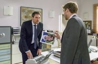 Sturm der Liebe – Um Werner zu schaden, stiftet Christoph (Dieter Bach, l.) seinen Sohn Boris (Florian Frowein, r.) an, ein von William verunstaltetes Foto der Hauptsponsorin an die Presse zu faxen.