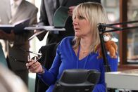 Scott & Bailey – Während der Besprechung im Fall des ermordeten 18-jährigen Mädchens, hat Janet Scott (Lesley Sharp) eine Idee.