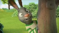Pip und Posy – Pip versteckt sich vor einer kleinen Ente, die ihn verfolgt.
