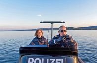 WaPo Bodensee – Julia Demmler (Wendy Güntensperger, l.) und Paul Schott (Tim Wilde, r.) sind auf dem Weg zu Ermittlungen.