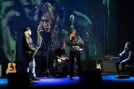 SOKO Stuttgart – Bei den Proben zu ihrem Reunion-Konzert wird die Sängerin der einstmals berühmten Stuttgarter Band "Beyond Mars" Lina Wagner (Carin C. Tietze, 2.v.r.) auf das Präsidium beordert. Ein Bandkollege wurde ermordet aufgefunden und die SOKO prüft auch die Alibis der anderen Musiker: Gerry Brügge (Hansa Czypionka, l.), Florian "Flocke" Wagner (Felix Theissen, 2.v.l.) und Carlo Hahn (Alexander Scholpp, r.).