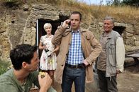 Alles Klara – v.r.) und Herr Kausch (Klaus Manchen, r.) tauchen fast zeitgleich am Tatort auf.