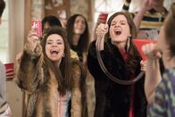 The Goldbergs – (v.li.) Alison Rich (Valley Erica), Alex Jennings (Carla).