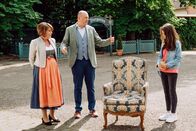 Dahoam is Dahoam – Rosi (Brigitte Walbrun, links), Hubert (Bernhard Ulrich) und Emily (Celina Stautner, KLD, rechts) wundern sich über den herrenlosen Sessel mitten im Dorf.