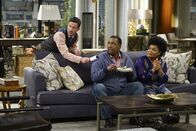 Männerwirtschaft – (v.l.n.r.) Felix Unger (Thomas Lennon); Teddy (Wendell Pierce); Dani (Yvette Nicole Brown)
